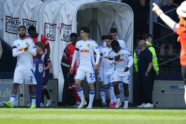 Leeds, 5 Nisan 2025 'te Luton Town - Leeds United maçında Leeds Road, Luton, İngiltere' de oynanan Sky Bet Şampiyonası karşılaşması öncesinde birleşti.