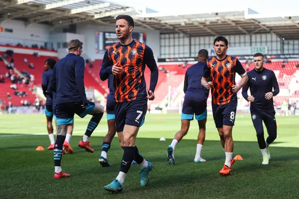Blackpool 'dan Lee Evans, Sky Bet Ligi 1 maçı öncesinde New York Stadyumu' nda oynanan maç öncesi ısınma maçında Rotherham United 'a karşı Blackpool, Rotherham, İngiltere, 5 Nisan 2025