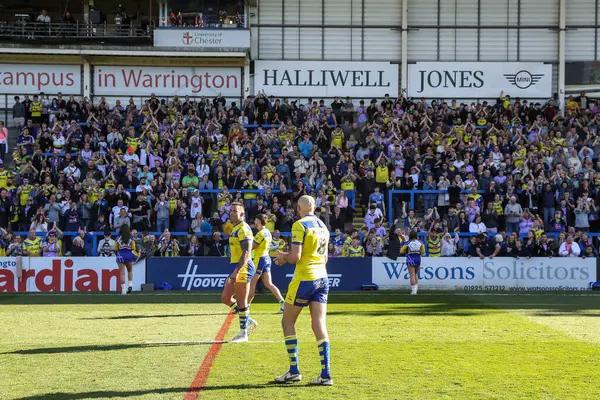 Warrington Wolves 'tan James Harrison, 5 Nisan 2025' te Warrington, İngiltere 'deki Halliwell Jones Stadyumu' nda oynanan Betfred Challenge Kupası çeyrek final maçı sonrasında ev sahibi taraftarlarını alkışlıyor.