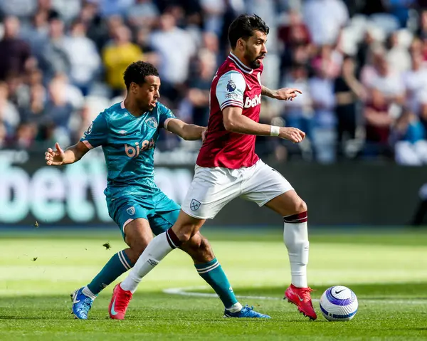 West Ham United takımından Lucas Paqueta, Premier League maçında AFC Bournemouth takımından Tyler Adams 'ın 5 Nisan 2025' te Londra Stadyumu 'nda oynadığı West Ham United - Bournemouth maçında baskı altında.