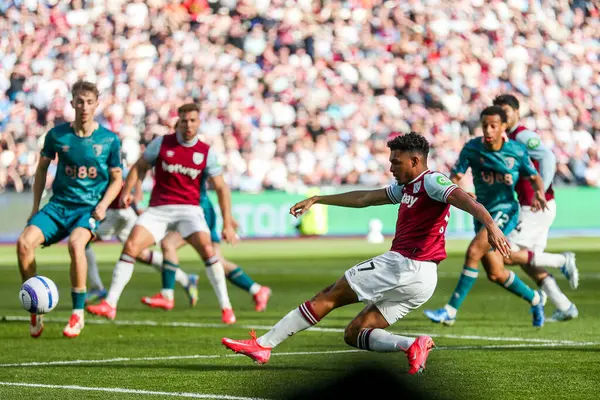 West Ham United 'dan Luis Guilherme, 5 Nisan 2025' te Londra 'daki Londra Stadyumu' nda oynanan Premier League maçı sırasında çekim yaptı.