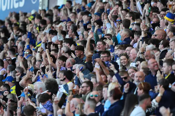 Warrington Wolves taraftarları Betfred Challenge Kupası çeyrek final maçı sırasında Warrington Wolves St. Helens 'e karşı Halliwell Jones Stadyumu, Warrington, İngiltere, 5 Nisan 2025