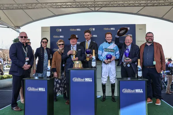 Bay F Green ve Bay J Chinn, 5 Nisan 2025 'te Aintree Yarış Pisti, Liverpool, Birleşik Krallık' ta düzenlenen Randox Grand National 2025 Büyük Günü 'nde 14: 30' da William Hill Handicap Chase üçlüsünü kazandı.