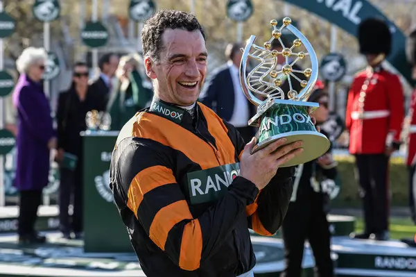 Patrick Mullins, 5 Nisan 2025 'te Aintree Yarış Pisti, Liverpool' da düzenlenen Randox Grand National 2025 Ulusal Günü 'nde Büyük Ulusal Kupayı kaldırdı.