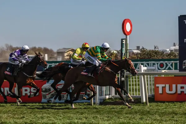 Mark Walsh tarafından sürülen Dürüstlük Politikası, 5 Nisan 20255 'te İngiltere' nin Liverpool şehrinde düzenlenen Randox Grand National 2025 Büyük Günü 'nde 13: 55 Turners Mersey Novices' in Engeli 'ni kazandı.