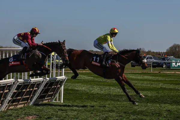 Aintree Yarış Pisti, Liverpool, 5 Nisan 2025 'te düzenlenen Randox Grand National 2025 Ulusal Günü' nde Harry Cobden 'ın sürdüğü Vekil Gezintisi.
