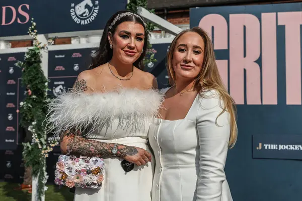 Bayanlar, Randox Grand National 2025 Bayram Günü 'nde İngiltere' nin Liverpool kentindeki Aintree Hipodromu 'na gelir.