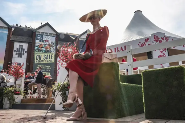 Bayanlar, Randox Grand National 2025 İkinci Gün Kadınlar Günü 'nde Aintree Yarış Pisti, Liverpool, Birleşik Krallık' a geldiler.