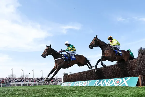 Nico De Boinville 'in bindiği Jonbon, Randox Grand 2025 Kadınlar Günü Aintree Yarış Pisti, Liverpool, Birleşik Krallık' ta 4 Nisan 2025 tarihinde Emeklilik Uzmanı Melling Chase 'in liderliğindeki çiti temizliyor.