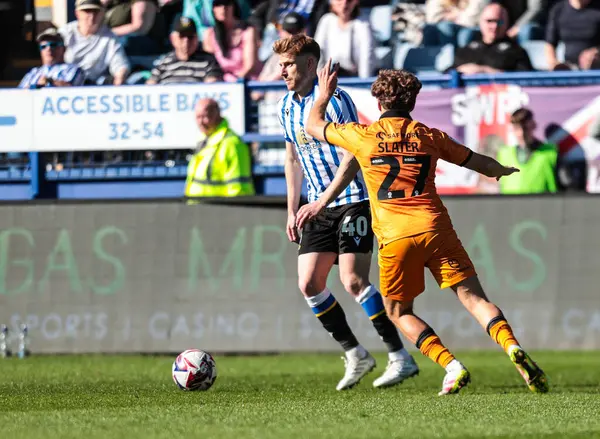 Sheffield Çarşamba günü Hull City 'den Regan Slater, Sheffield Wednesday' in 5 Nisan 2025 'te Hillsborough, Sheffield, İngiltere' de Hull City 'ye karşı oynadığı Sky Bet Şampiyonası maçında baskı altında.