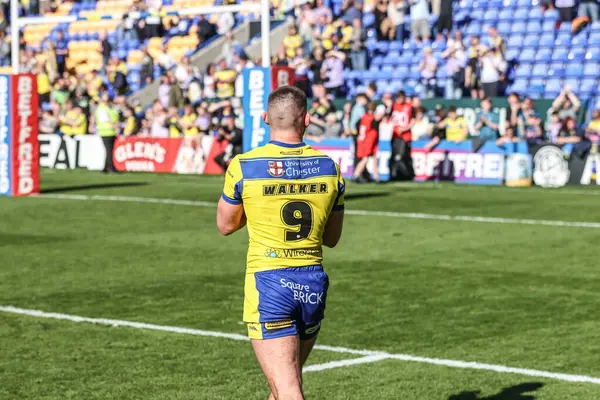 Warrington Wolves takımından Danny Walker, 6 Nisan 2025 'te oynanan Betfred Challenge Cup Quarter Final Maçı' nda taraftarları alkışlıyor.