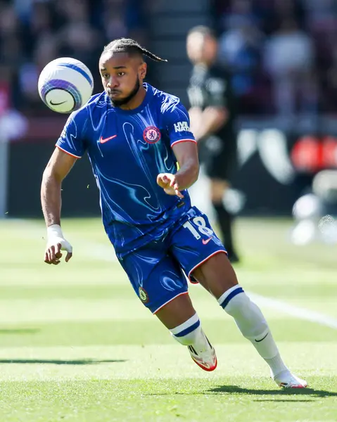 Chelsea 'den Christopher Nkunku, Premier League maçında topu Londra' daki Gtech Community Stadyumu 'nda Brentford' a karşı Chelsea maçında atıyor.