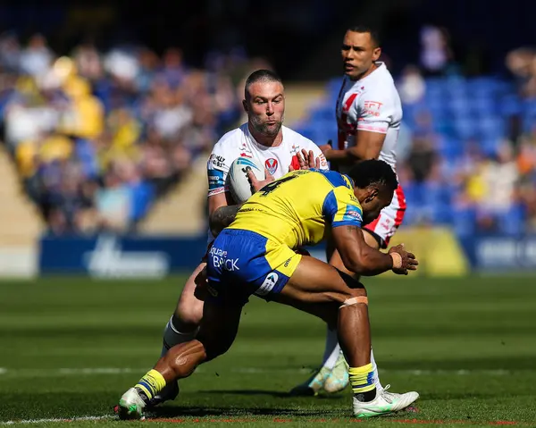 St. Helens 'ten Curtis Sironen, 5 Nisan 2025' te Warrington, İngiltere 'deki Halliwell Jones Stadyumu' nda oynanan Betfred Challenge Cup Quarter Final Maçı 'nda Warrington Wolves ve St Helens arasında Warrington Wolves' dan Rodrick Tai yendi.