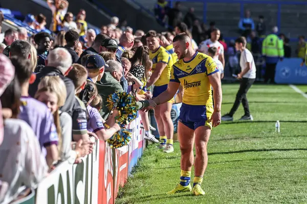 Warrington Wolves 'dan Danny Walker, Betfred Challenge Cup Quarter Final Maçı' nda taraftarlarıyla el sıkışıyor. Warrington Wolves, St. Helens 'e karşı. Halliwell Jones Stadyumu, Warrington, Birleşik Krallık, 6 Nisan 2025