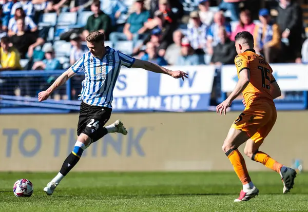 Sheffield 'li Michael Smith, 5 Nisan 2025' te Sheffield Wednesday, Hillsborough, Sheffield City 'de Hull City' ye karşı oynanan Sky Bet Şampiyonası maçında görev başında.