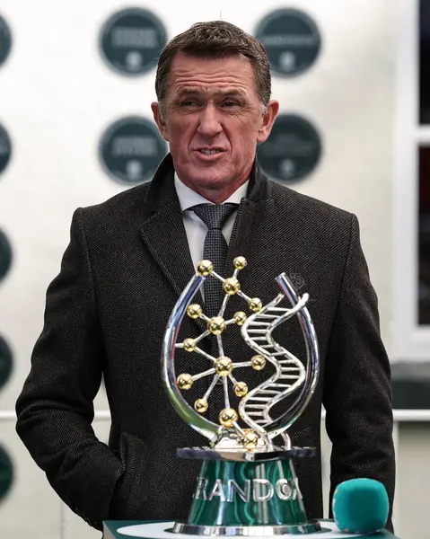 Bir P McCoy, nam-ı diğer Tony McCoy, 5 Nisan 2025 'te Aintree Yarış Pisti' nde düzenlenen Ulusal Ulusal Randoks Günü 'nde Büyük Ulusal Kupa ile ITV' ye konuştu.