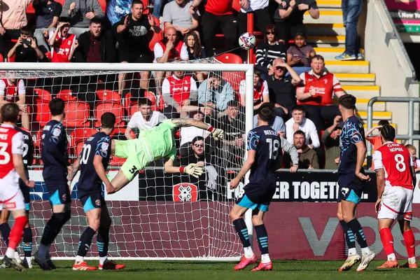 Blackpool 'dan Harry Tyrer, 5 Nisan 2025' te İngiltere 'nin Rotherham Stadyumu' nda oynanan 1.