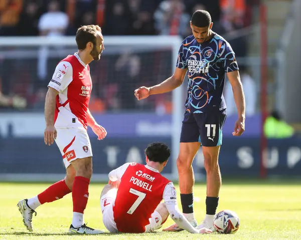 Blackpool takımından Ashley Fletcher, 5 Nisan 2025 'te New York Stadyumu, Rotherham United ve Blackpool maçında tepki gösterdi.