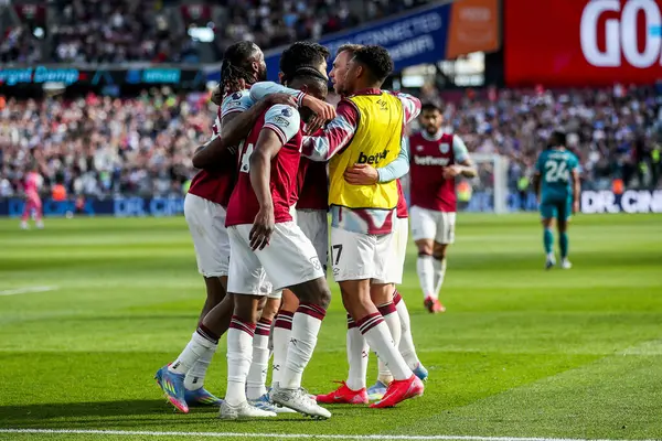 West Ham United takımından Jarrod Bowen, 5 Nisan 2025 'te Londra Stadyumu' nda oynanan Premier League maçında West Ham United 'a karşı Bournemouth maçında takım arkadaşlarıyla yaptığı maçı 2-1 kazanarak kutluyor.