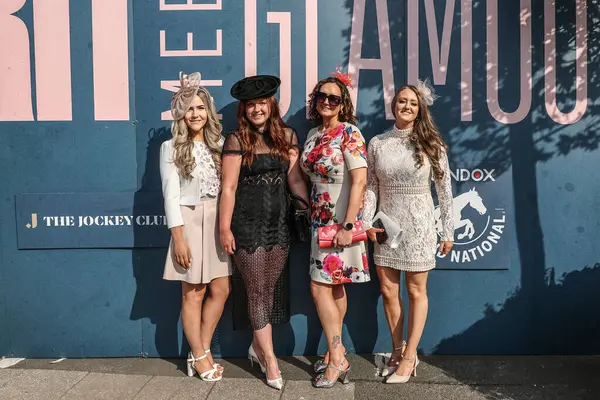 Bayanlar, Randox Grand National 2025 Bayram Günü 'nde İngiltere' nin Liverpool kentindeki Aintree Hipodromu 'na gelir.