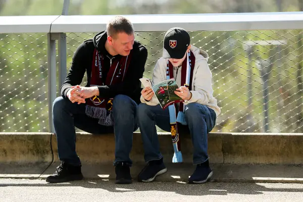 Premier League maçı öncesinde Londra Stadyumu 'na gelen taraftarlar, 5 Nisan 2025' te Londra 'daki Londra Stadyumu' nda West Ham United 'a karşı Bournemouth maçına katıldılar.