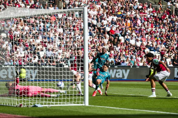 AFC Bournemouth takımından Evanilson, Premier League maçında 5 Nisan 2025 'te Londra Stadyumu' nda West Ham United 'a karşı Bournemouth maçında 0-1 berabere kaldı.