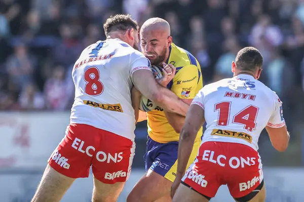 Warrington Wolves 'tan James Harrison, St. Helens' ten Alex Walmsley ve St. Helens 'ten Moses Mbye ile oynadığı Betfred Challenge Cup Quarter Final Maçı' nda Warrington Wolves, St. Helens 'e karşı Halliwell Jones Stadyumu, Warrington, Birleşik Krallık
