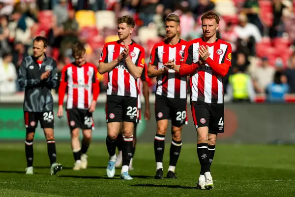 Brentford 'dan Sepp Van Den Berg, Premier League maçının ardından 6 Nisan 2025' te Londra 'daki Gtech Community Stadyumu' nda Brentford Chelsea 'ye karşı oynanan maçın ardından takımlar berabere kaldıktan sonra taraftarları kabul ediyor.