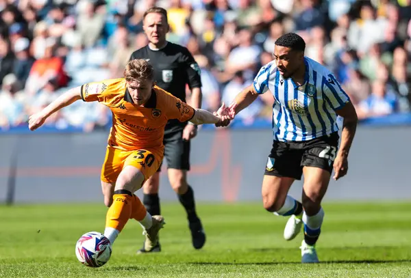 Hull City 'den Joe Gelhardt, Sheffield' li Akin Famewo ile 5 Nisan 2025 'te Sheffield Çarşamba günü Hull City' de oynanan Sky Bet Şampiyonası maçında top mücadelesi verdi.