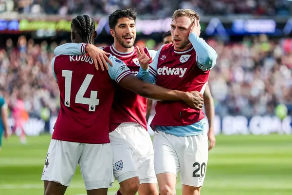 West Ham United takımından Jarrod Bowen, 5 Nisan 2025 'te Londra Stadyumu' nda oynanan Premier League maçında West Ham United 'a karşı Bournemouth maçında takım arkadaşlarıyla yaptığı maçı 2-1 kazanarak kutluyor.