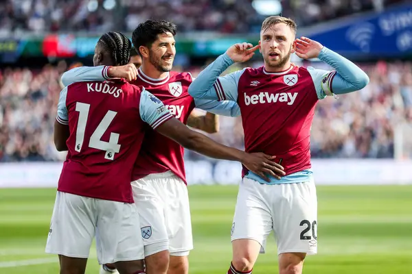 West Ham United takımından Jarrod Bowen, 5 Nisan 2025 'te Londra Stadyumu' nda oynanan Premier League maçında West Ham United 'a karşı Bournemouth maçında takım arkadaşlarıyla yaptığı maçı 2-1 kazanarak kutluyor.