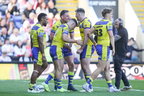 Warrington Wolves takımından George Williams, 5 Nisan 2025 'te Warrington Jones Stadyumu' nda oynanan Betfred Challenge Kupası çeyrek final maçında 18-12 'lik galibiyetini kutluyor.