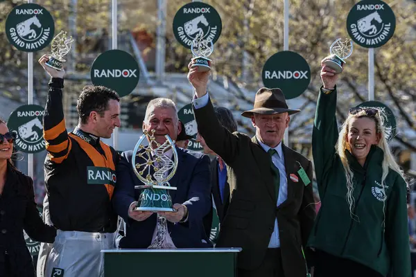 Patrick Mullins, Stewart Andrews ve Willie Mullins, 5 Nisan 2025 'te Aintree Yarış Pisti' nde düzenlenen Randox Grand National 2025 Ulusal Günü 'nde Grand National Trohpy' yi kaldırdılar.