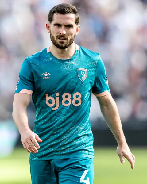 AFC Bournemouth takımından Lewis Cook, 5 Nisan 2025 'te Londra Stadyumu' nda oynanan Premier League maçı sırasında izlemektedir.