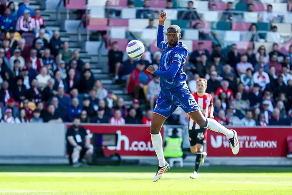 Chelsea 'li Tosin Adarabioyo Premier Lig karşılaşmasında topu kaleye taşıyor Brentford Chelsea' ye karşı Gtech Community Stadyumu, Londra, 6 Nisan 2025