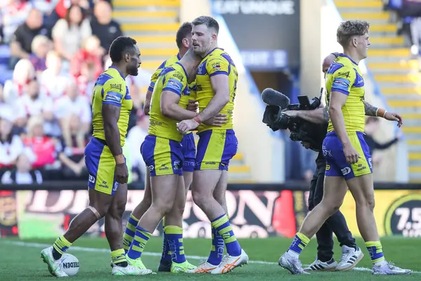 Warrington Wolves takımından George Williams, 5 Nisan 2025 'te Warrington Jones Stadyumu' nda oynanan Betfred Challenge Kupası çeyrek final maçında 18-12 'lik galibiyetini kutluyor.