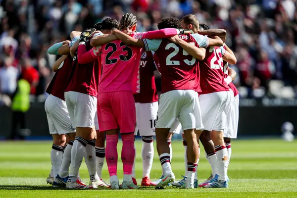 West Ham United, 5 Nisan 2025 'te Londra' daki Londra Stadyumu 'nda oynanan Premier League maçı öncesinde bir araya geldi.