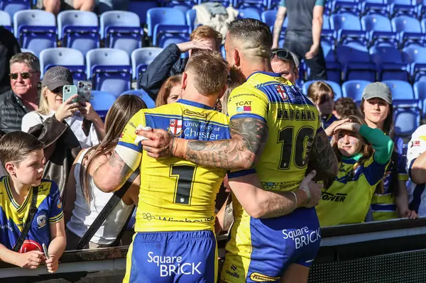 Warrington Wolves 'tan Matt Dufty ve Warrington Wolves' tan Paul Vaughan, 6 Nisan 2025 'te oynanan Betfred Challenge Cup Quarter Final Maçı' nda Warrington Wolves ve St Helens, Halliwell Jones Stadyumu 'nda karşı karşıya geldiler.
