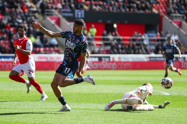 Blackpool takımından Ashley Fletcher, Rotherham United takımının 5 Nisan 2025 'te New York Stadyumu' nda oynanan 1.