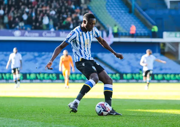 Sheffield Wednesday 'den Anthony Musaba, Sheffield Wednesday' in 5 Nisan 2025 'te Hillsborough, Sheffield City' de Hull City 'ye karşı oynadığı Sky Bet Şampiyonası maçında pas attı.