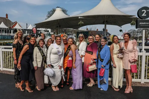 Bayanlar, Randox Grand National 2025 İkinci Gün Kadınlar Günü 'nde Aintree Yarış Pisti, Liverpool, Birleşik Krallık' a geldiler.