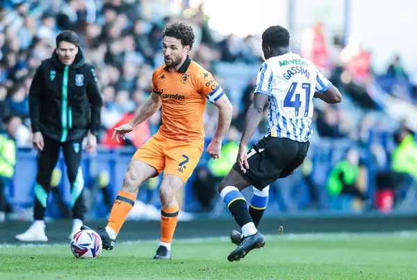 Hull City 'den Lewis Coyle, Sheffield Wednesday' in 5 Nisan 2025 'te Hillsborough, Sheffield City' de Hull City 'ye karşı oynadığı Sky Bet Şampiyonası maçında pas veriyor.