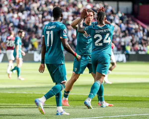 AFC Bournemouth takımından Evanilson, 5 Nisan 2025 'te Londra' daki Londra Stadyumu 'nda oynanan Premier League maçında takım arkadaşlarıyla yaptığı maçı 0-1 kazanarak kutluyor.