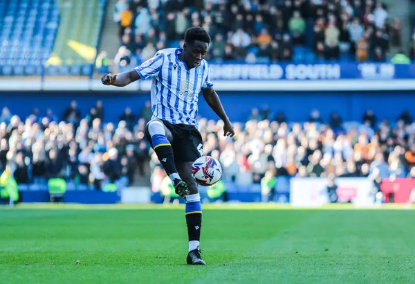 Sheffield Wednesday 'den Djeidi Gassama, 5 Nisan 2025' te İngiltere 'nin Hillsborough kentinde Çarşamba günü oynanan Hava İddia Şampiyonası maçında topu kontrol ediyor.