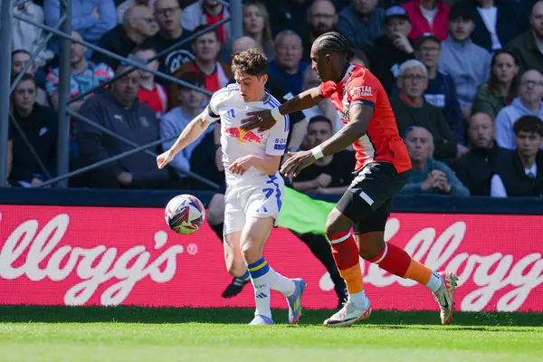Leeds United takımından Daniel James, 5 Nisan 2025 'te Luton Town' a karşı Leeds United maçında topu sürüyor.