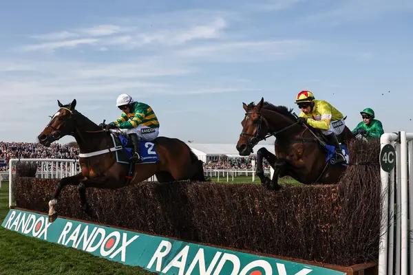 Nico De Boinville 'in bindiği Jonbon, Randox Grand 2025 Kadınlar Günü Aintree Yarış Pisti, Liverpool, Birleşik Krallık' ta 4 Nisan 2025 tarihinde Emeklilik Uzmanı Melling Chase 'in liderliğindeki çiti temizliyor.