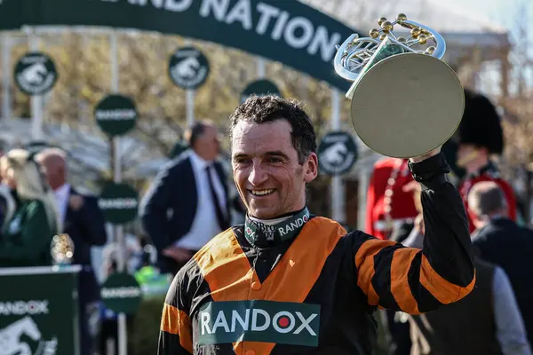 Patrick Mullins, 5 Nisan 2025 'te Aintree Yarış Pisti, Liverpool' da düzenlenen Randox Grand National 2025 Ulusal Günü 'nde Büyük Ulusal Kupayı kaldırdı.