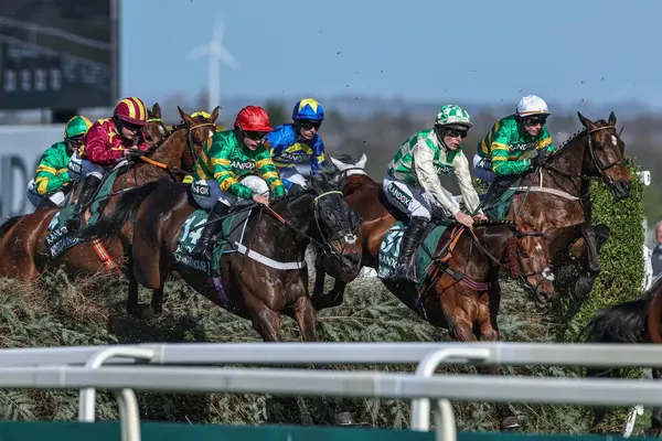 James Bowen ve Celebre D 'Allen' ın bindiği Chantry House Randox Grand 2025 Ulusal Günü 'nde Micheal Nolan' ın bindiği Aintree Yarış Pisti, Liverpool, Birleşik Krallık, 5 Nisan 2025