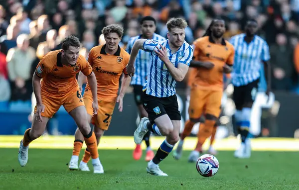 Sheffield Çarşamba günü Sheffield Wednesday 'in 5 Nisan 2025' te Hillsborough, Sheffield, İngiltere 'de Hull City' ye karşı oynadığı Sky Bet Şampiyonası maçında topu kırıyor.