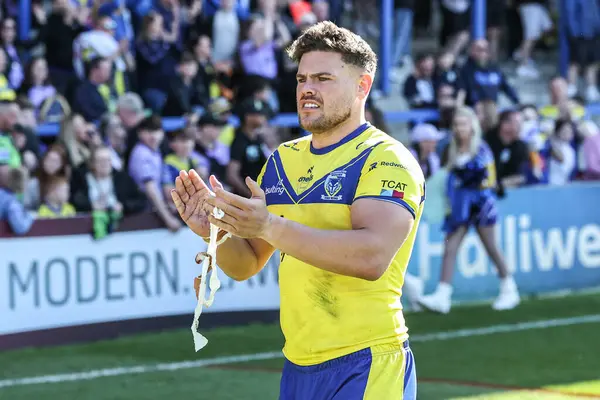 Warrington Wolves 'tan Joe Philbin, 6 Nisan 2025' te oynanan Betfred Challenge Cup Quarter Final Maçı 'nda taraftarları alkışlıyor.